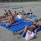 Безработни момичета си почиват на плажа преди да започнат да си търсят работа